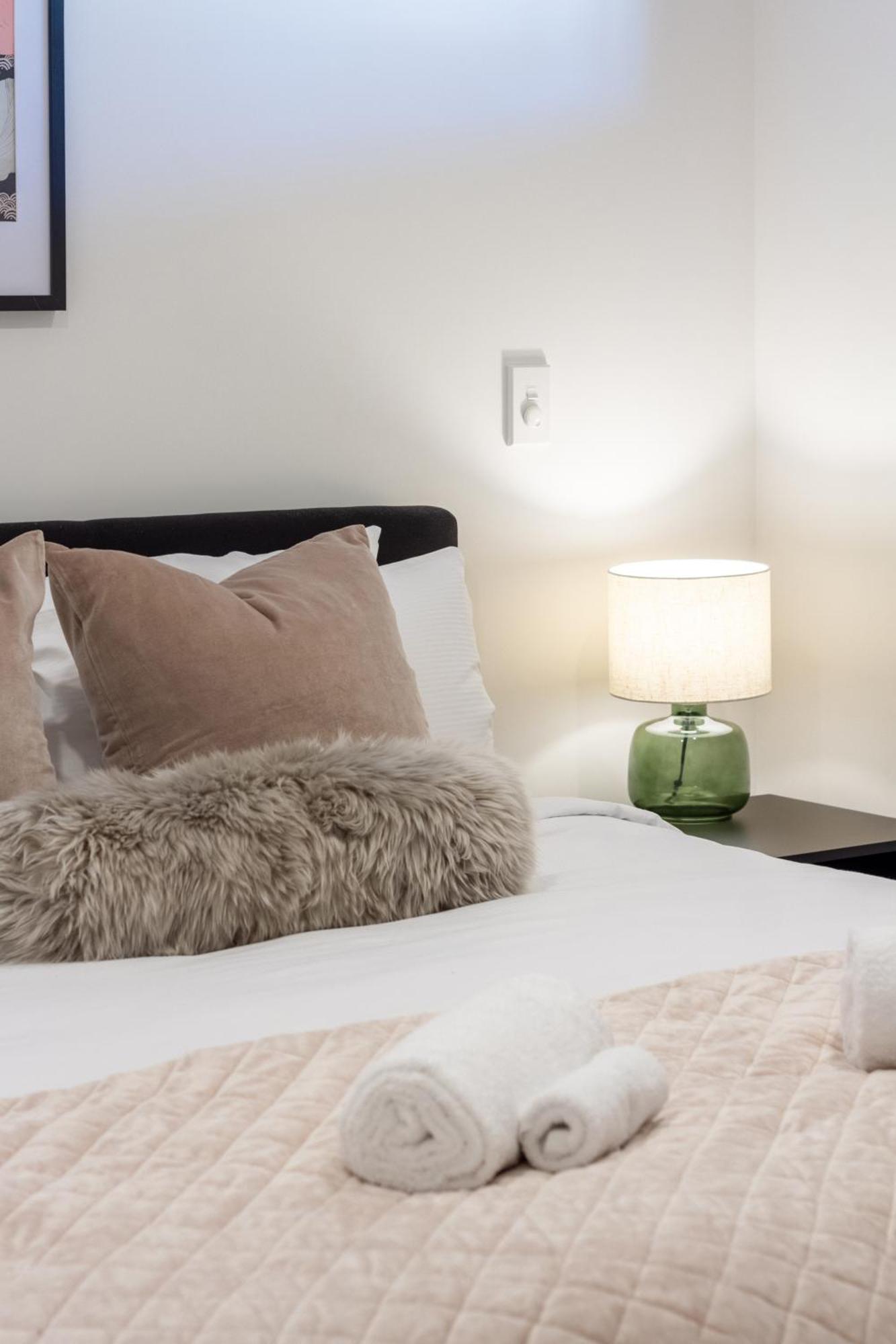Cozy 1-Bed Apartment With Park Views, Sleeps 4 Christchurch Exterior photo